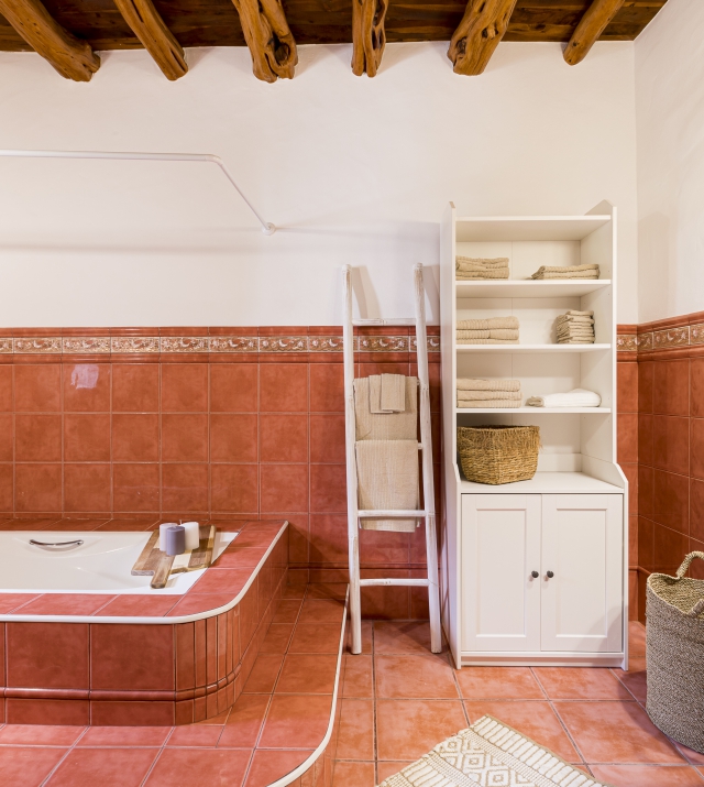 Resa estates rental in jesus 2022 finca private pool in Ibiza house bathroom ugly.jpg